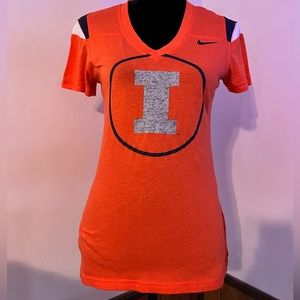 Nike University of Illinois Fighting Illini v-neck t-shirt. Women’s small. EUC!